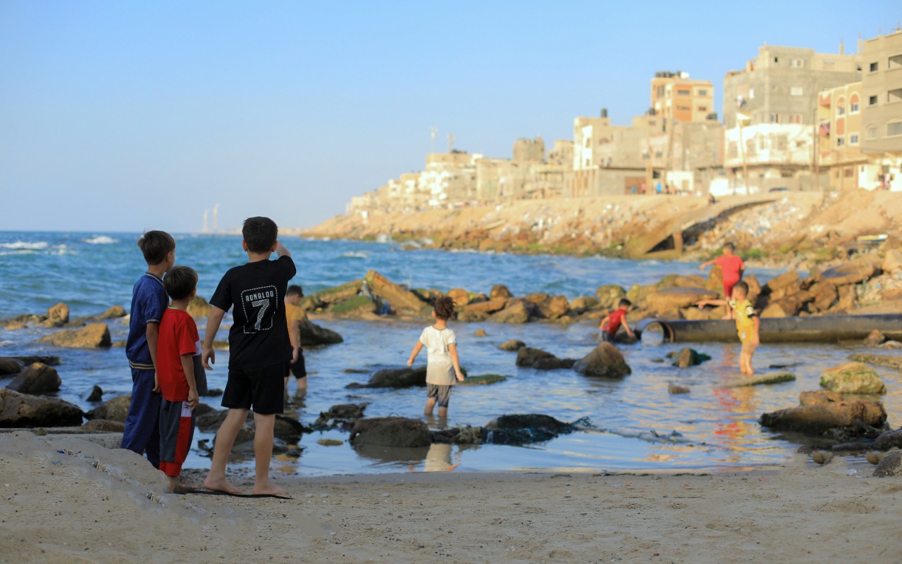 صور من استجمام المواطنين على شاطئ البحر خلال الإجازة الأسبوعية