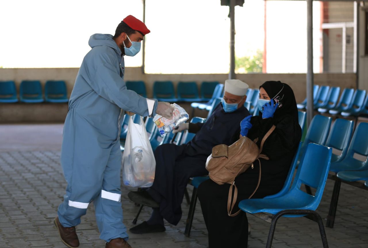 عمل الشرطة العسكرية عبر حاجز بيت حانون في استقبال الوافدين ونقلهم لمراكز الحجر الصحي الاحترازي