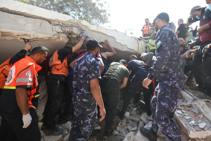 عمل أطقم الدفاع المدني والخدمات الطبية في متابعة آثار مجزرة "الرمال" بغزة