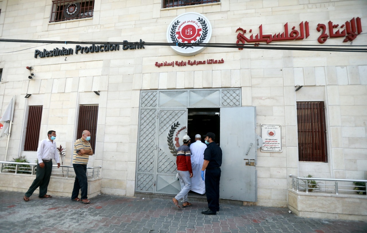 الأجهزة الأمنية والشرطية تُنظم آلية صرف رواتب الموظفين وفق إجراءات السلامة