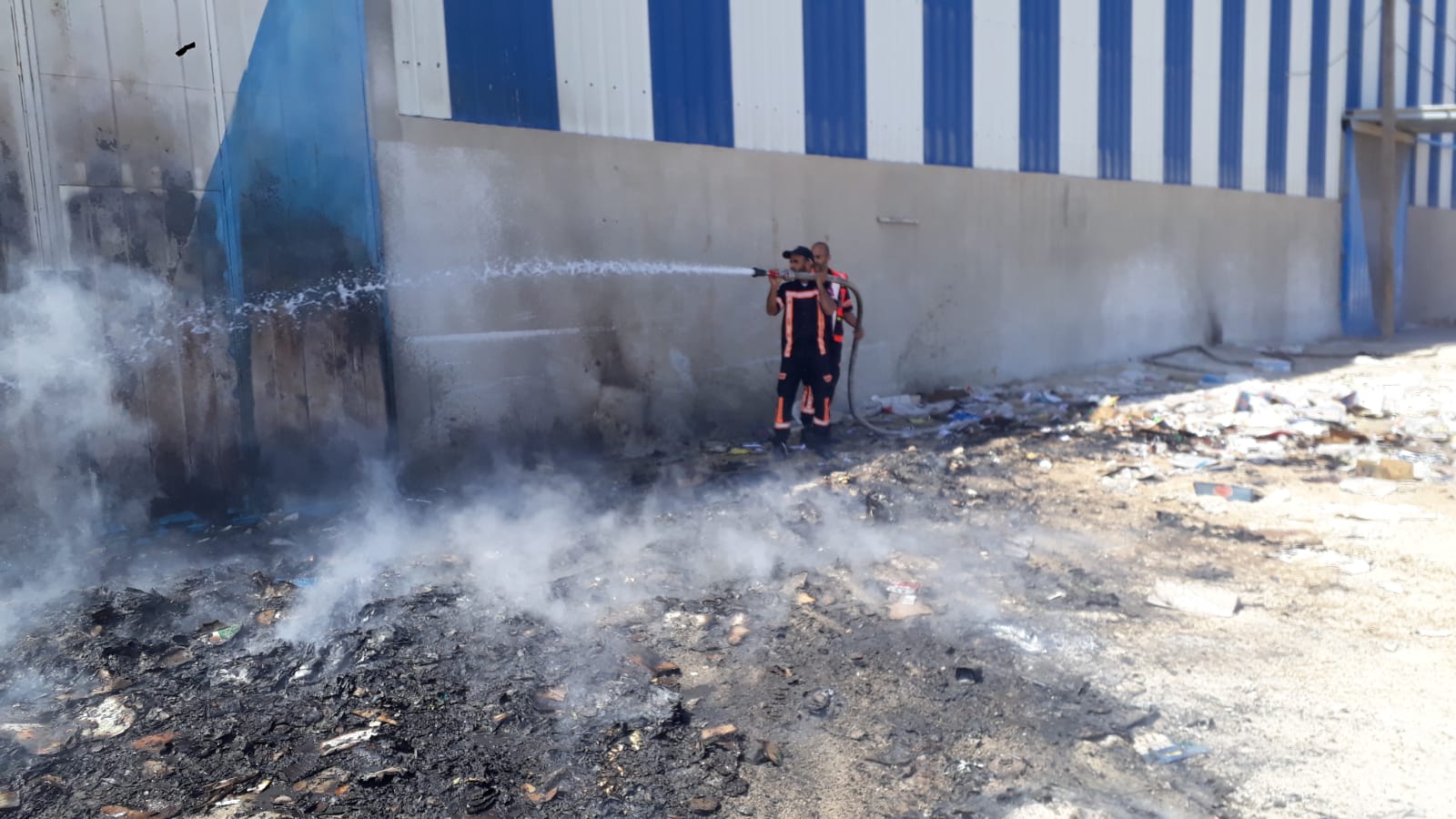 الدفاع المدني يُتابع آثار العدوان الإسرائيلي