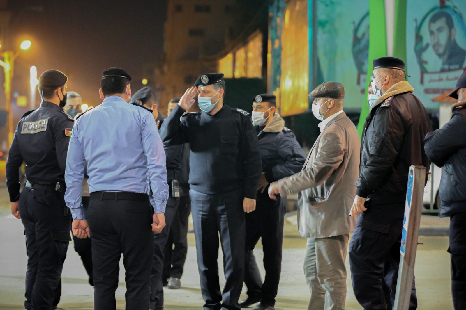 الشرطة تُتابع التزام المواطنين والمنشآت بالإغلاق وحظر التجوال