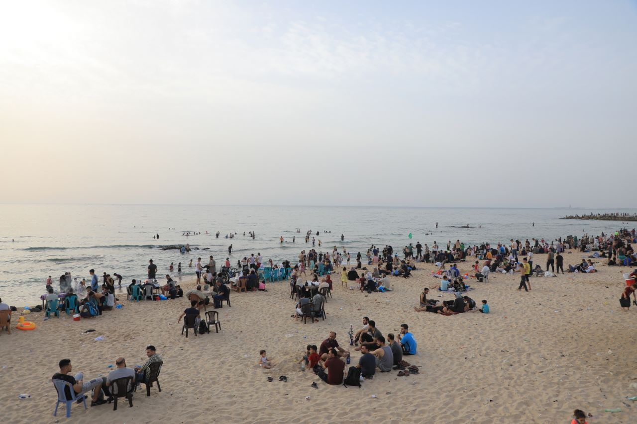 أجواء اصطياف المواطنين بغزة على شاطئ البحر وعمل أجهزة الداخلية في توفير الأجواء الملائمة