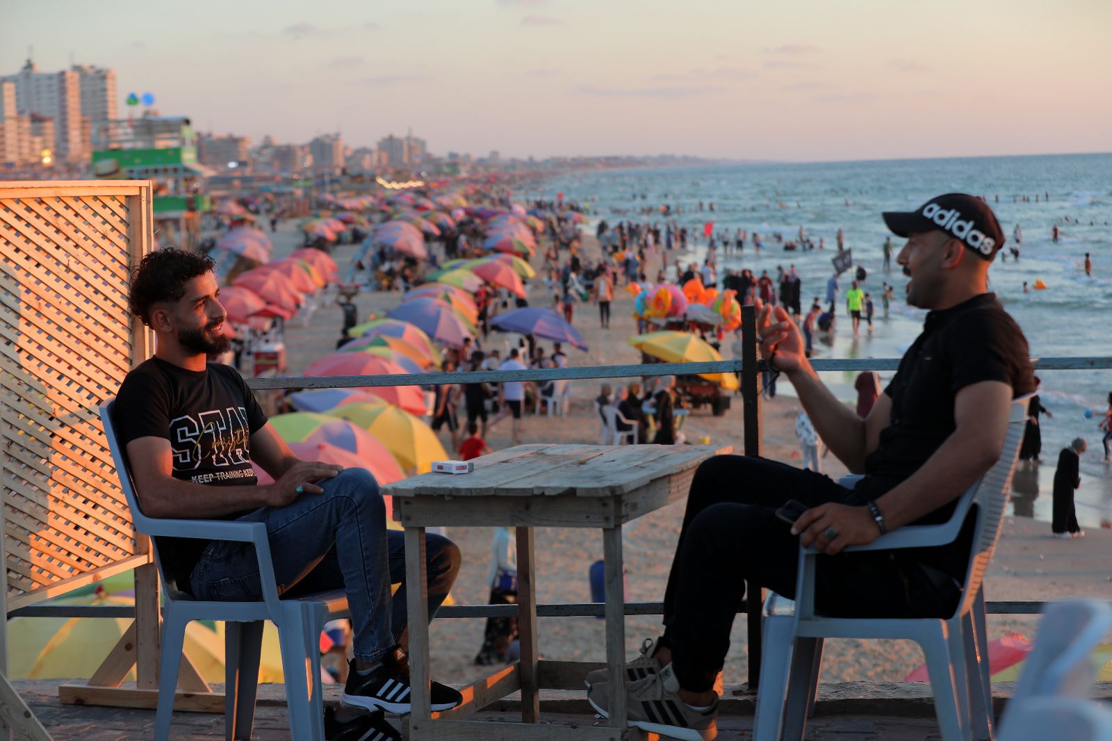 أجواء اصطياف المواطنين في غزة على شاطئ البحر والشريط الساحلي وعمل أجهزة وزارة الداخلية في تهيئة الأجواء الملائمة