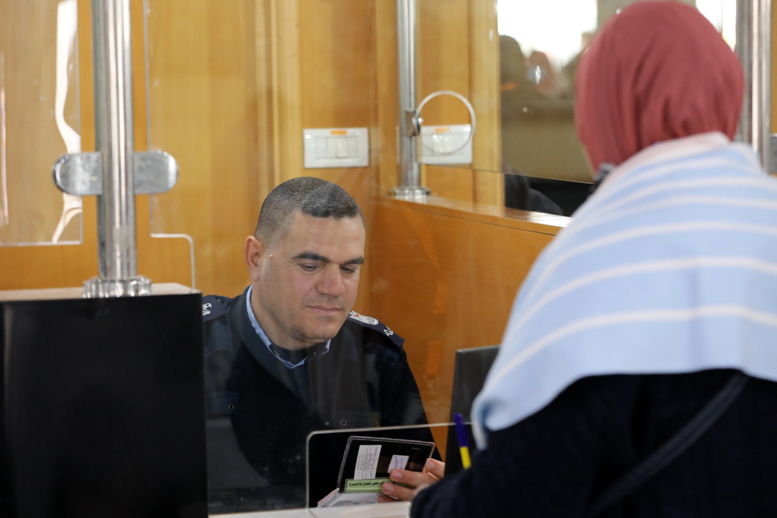 أطقم "المعابر" تُسهل مغادرة الفوج الأول من المعتمرين عبر معبر رفح 