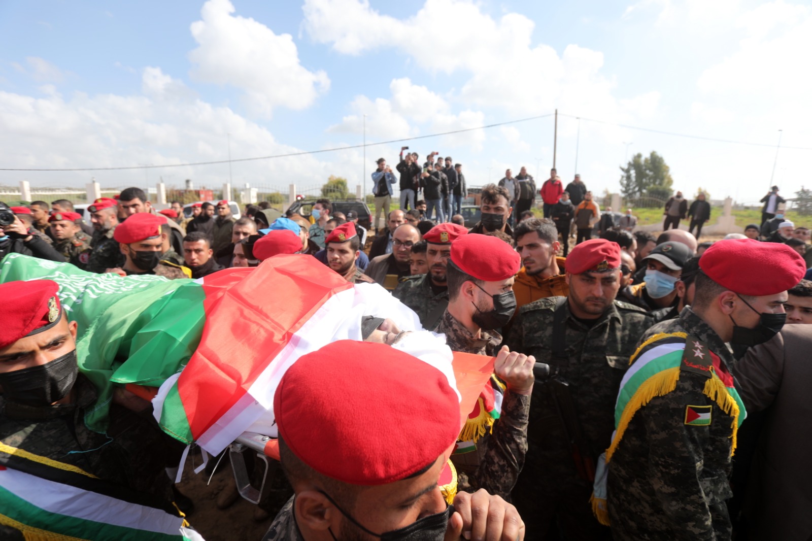 بمراسم عسكرية.. جماهير غزة تُشيع الوزير السابق زياد الظاظا