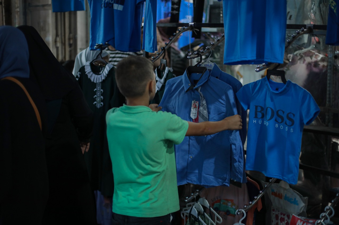 جانب من استعدادات المواطنين في غزة لبدء العام الدراسي الجديد