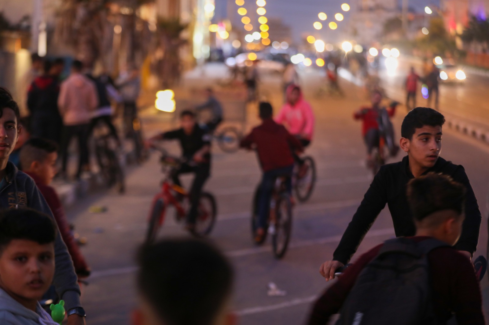 مواطنون يقضـون الإجازة الأسبوعية في الأماكن الترفيهية وحضور مباريات كأس العالم