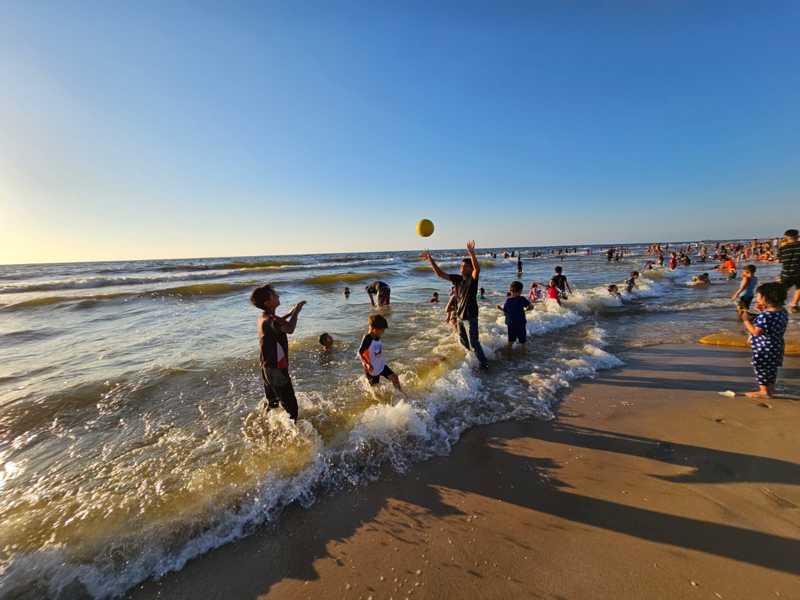 اصطياف المواطنين بغزة على شاطئ البحر وعدد من الأماكن الترفيهية خلال الإجازة الأسبوعية