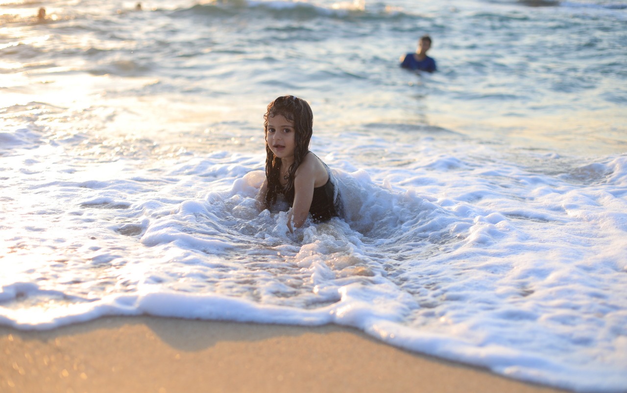 صور من استجمام المواطنين على شاطئ البحر خلال الإجازة الأسبوعية