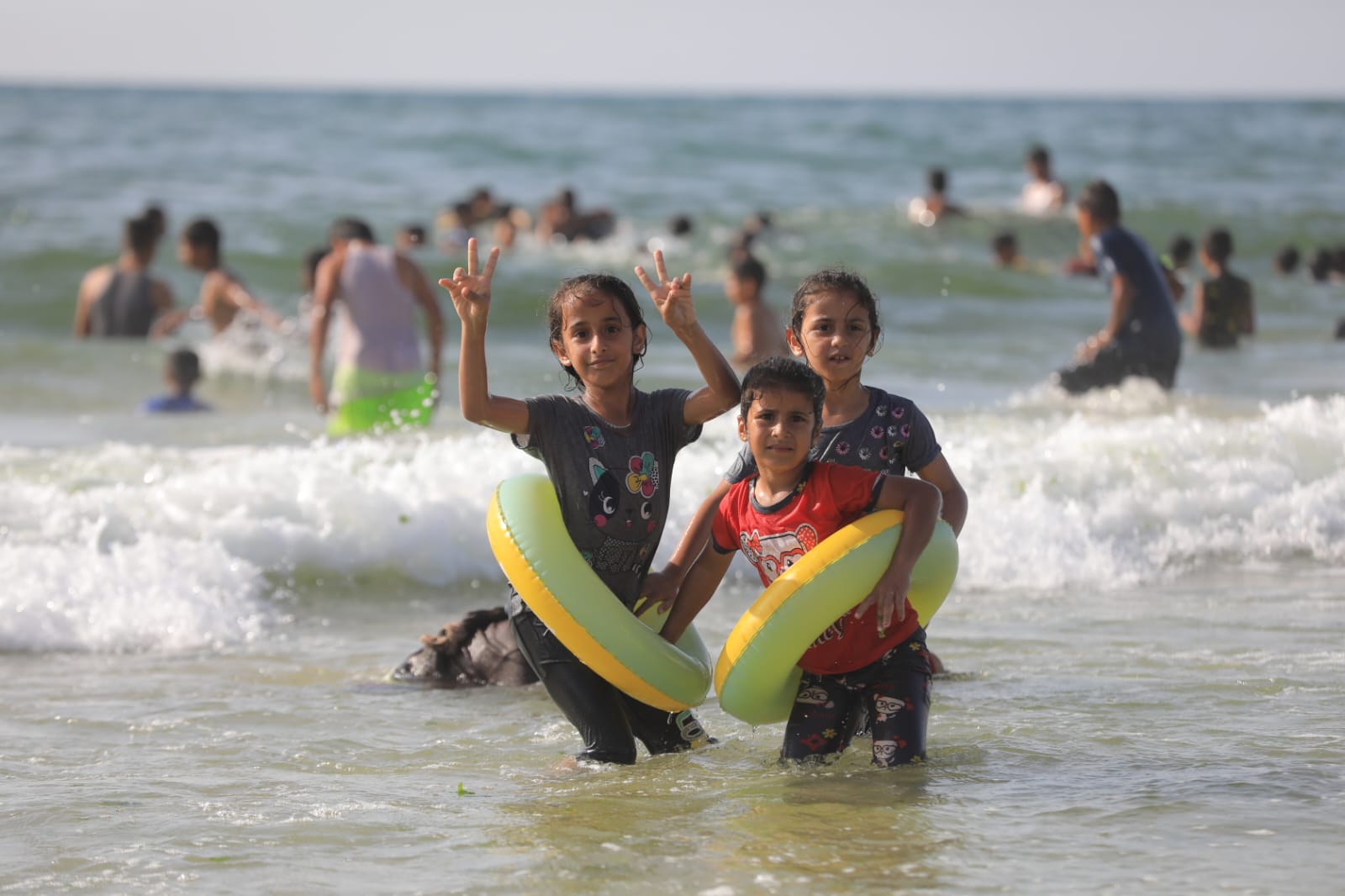 أجواء اصطياف المواطنين على شاطئ البحر وسط قطاع غزة