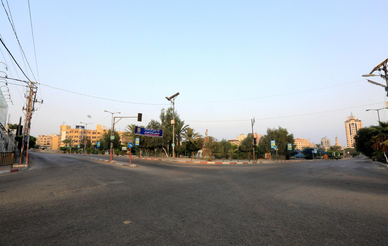صور.. قطاع غزة يدخل يومه الثامن في حظر التجول لمواجهة فيروس "كورونا"