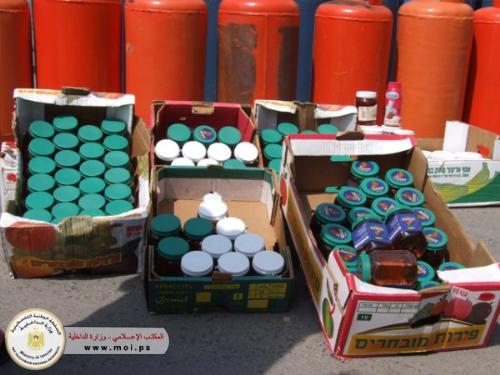 مؤتمر صحفي في الشرطة يكشف عن اغذية فاسدة و مواد مخالفة للمواصفات و معايير الجودة الفلسطينية