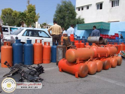 مؤتمر صحفي في الشرطة يكشف عن اغذية فاسدة و مواد مخالفة للمواصفات و معايير الجودة الفلسطينية