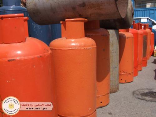 مؤتمر صحفي في الشرطة يكشف عن اغذية فاسدة و مواد مخالفة للمواصفات و معايير الجودة الفلسطينية