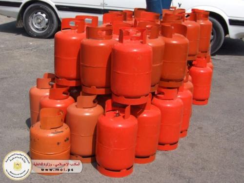 مؤتمر صحفي في الشرطة يكشف عن اغذية فاسدة و مواد مخالفة للمواصفات و معايير الجودة الفلسطينية