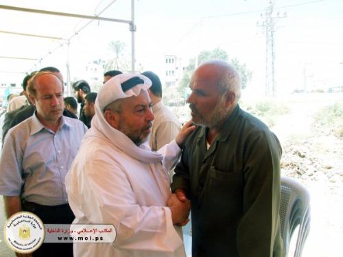 وفد من وزارة الداخلية يعزي اهالي الشهداء