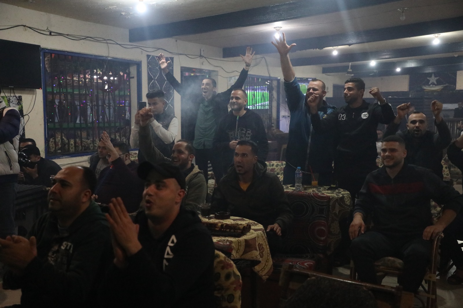 أجواء متابعة المواطنين بغزة مباراة منتخب المغرب في كأس العالم بقطر والاحتفال بتأهله التاريخي لنصف نهائي البطولة