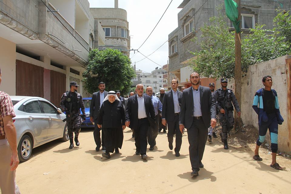 قيادة "الداخلية" تقدم واجب العزاء لذوي شهداء المقاومة بالمحافظة الوسطى