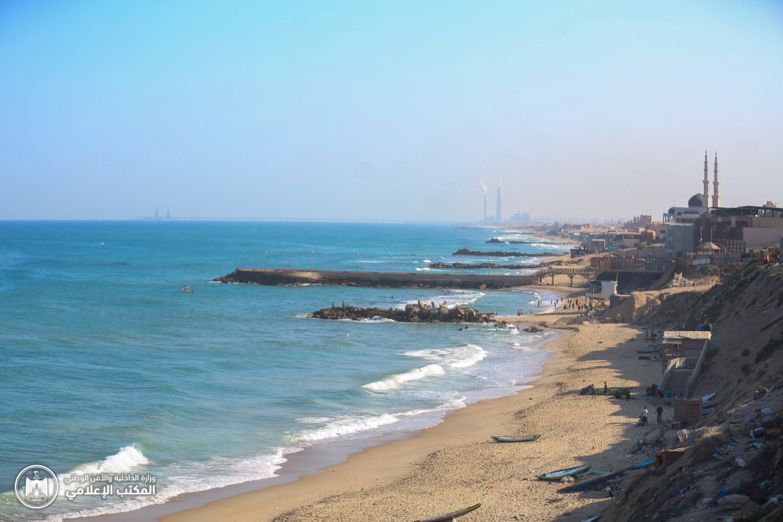 "البحرية" تواصل متابعة عمل الصيادين وإغلاق شاطئ البحر