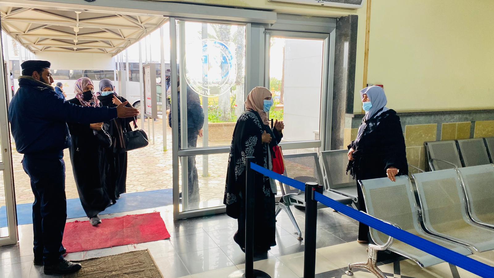 أطقم "المعابر" تُسهل مغادرة الفوج الأول من المعتمرين عبر معبر رفح 