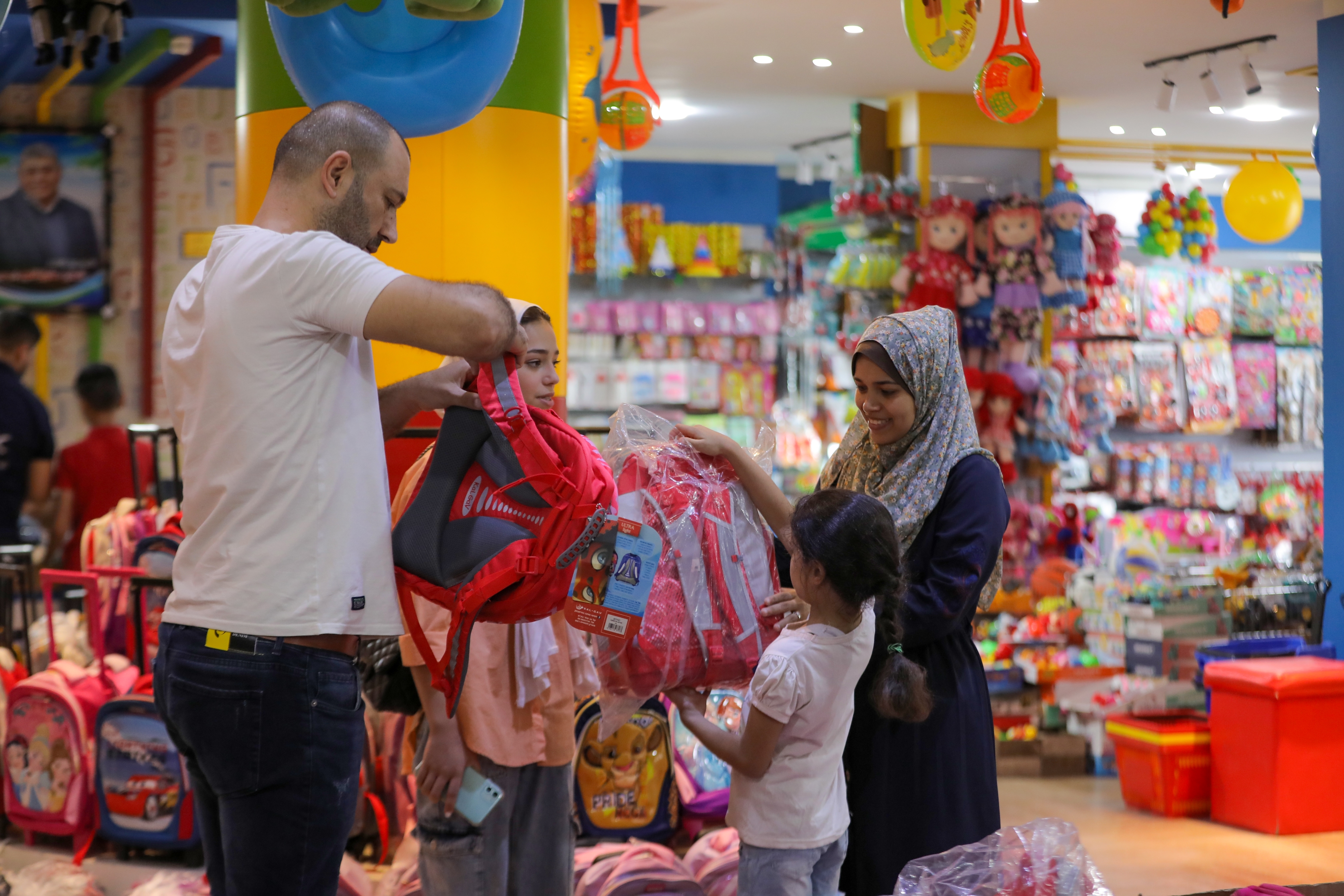 استعدادات المواطنين في غزة لاستقبال العام الدراسي الجديد 
