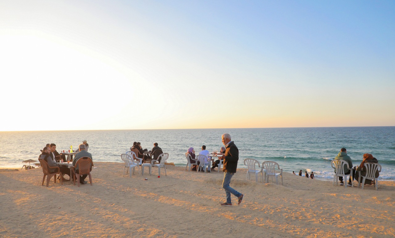 أجواء قضاء المواطنين بغزة الإجازة الأسبوعية في عدد من الأماكن الترفيهية مساء الجمعة