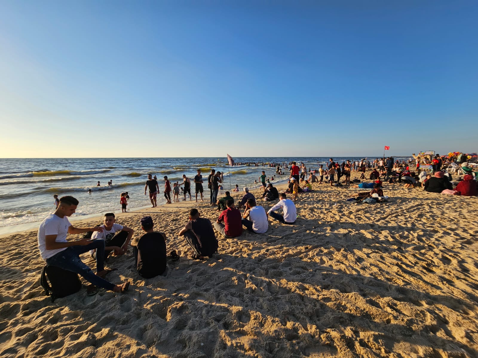 اصطياف المواطنين بغزة على شاطئ البحر وعدد من الأماكن الترفيهية خلال الإجازة الأسبوعية