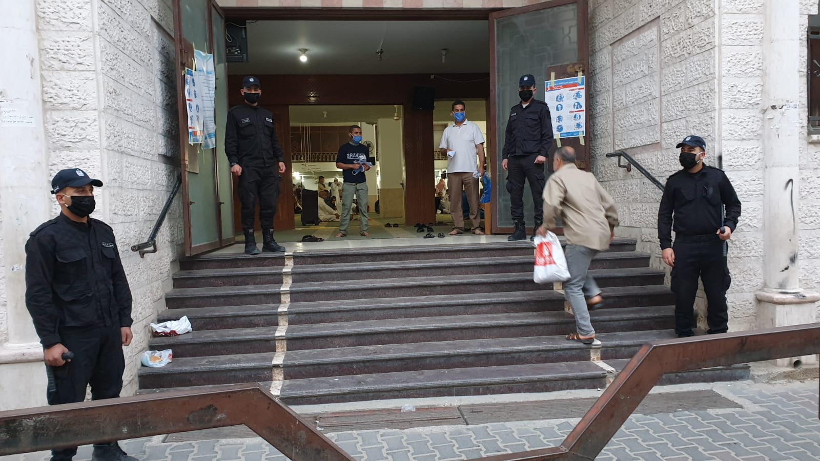 الشرطة تؤمن إقامة صلاة عيد الفطر المبارك وفق ضوابط وإجراءات السلامة العامة