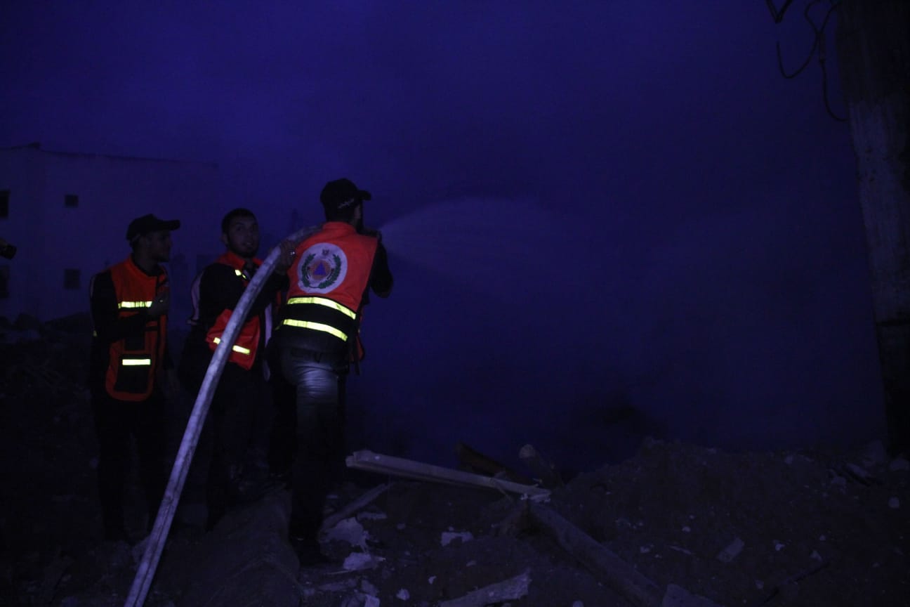 الدفاع المدني يُتابع آثار العدوان الإسرائيلي