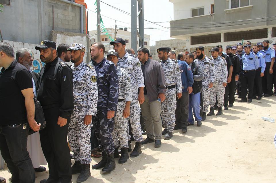 قيادة "الداخلية" تقدم واجب العزاء لذوي شهداء المقاومة بالمحافظة الوسطى