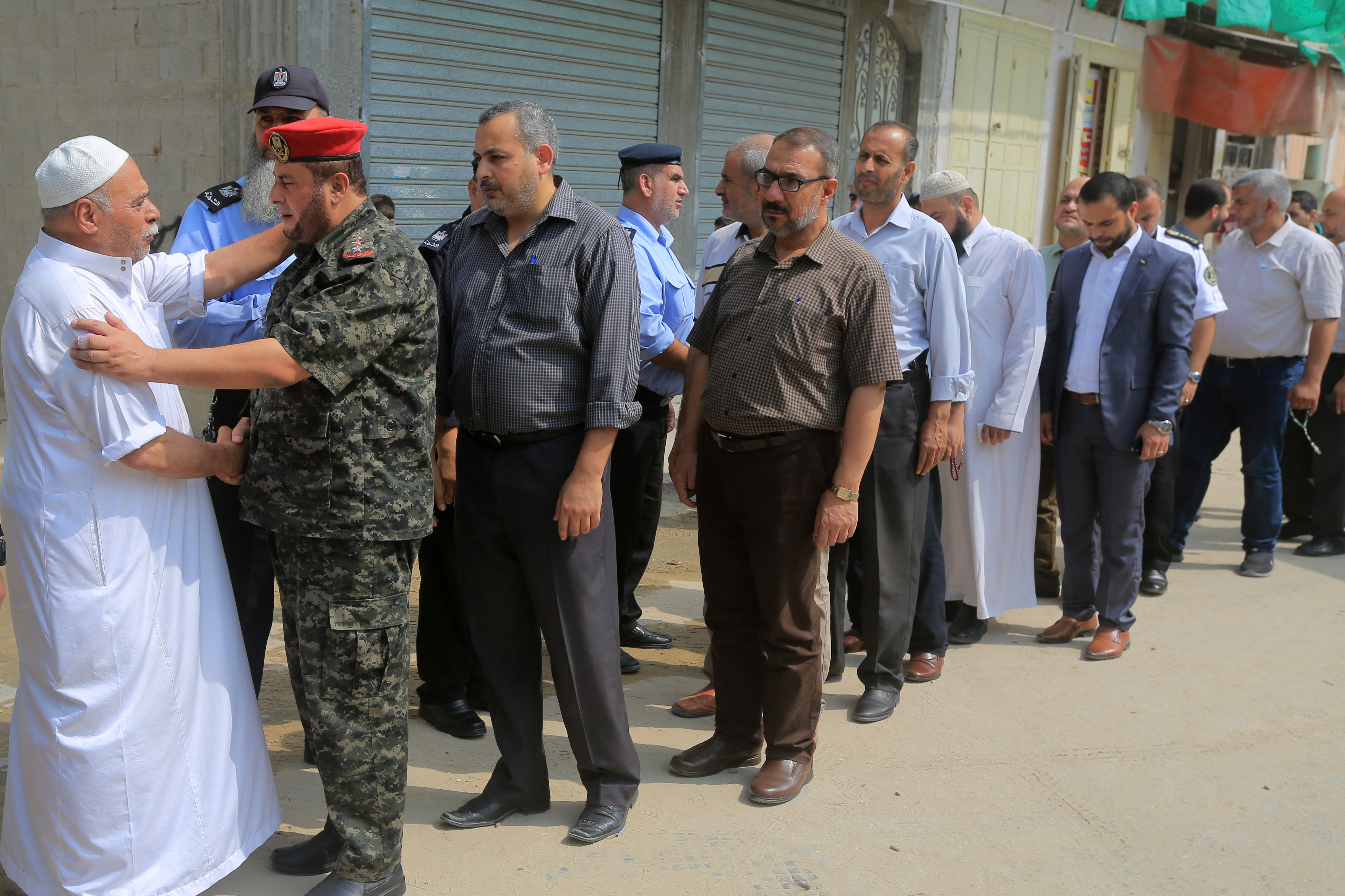 قيادة الداخلية تُقدم العزاء لذوي شهداء الواجب الثلاثة