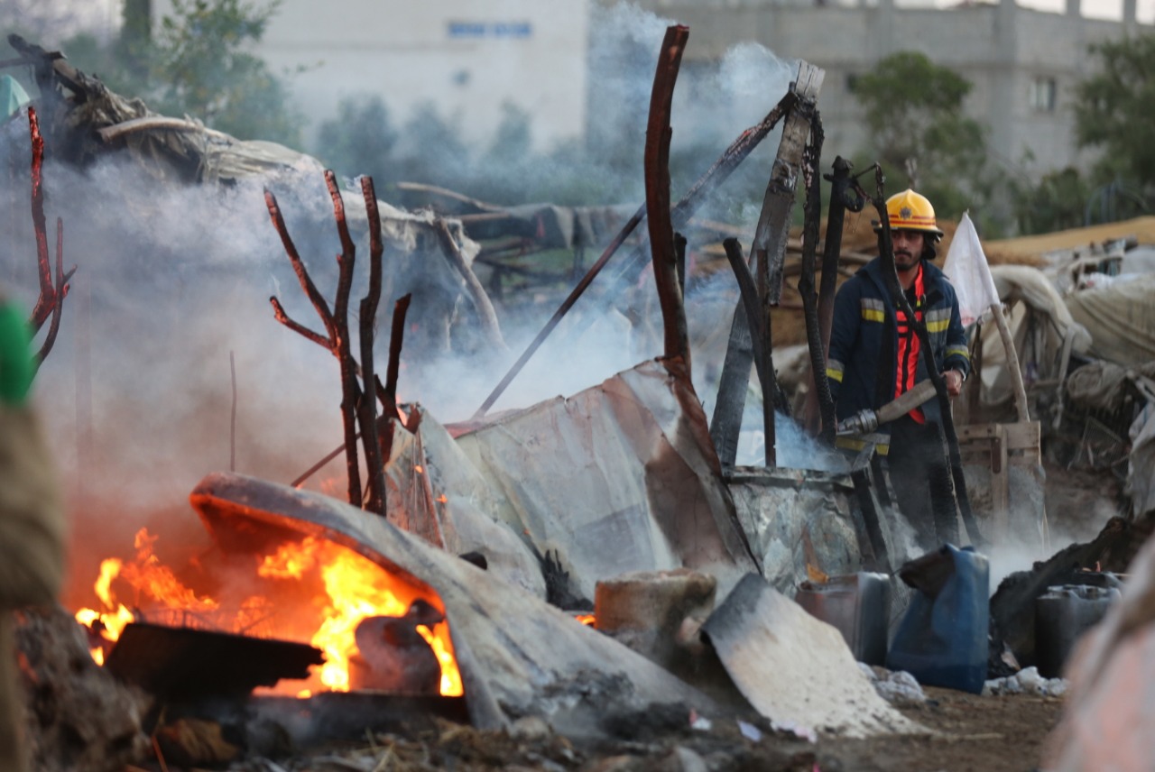 الدفاع المدني يُتابع آثار العدوان الإسرائيلي
