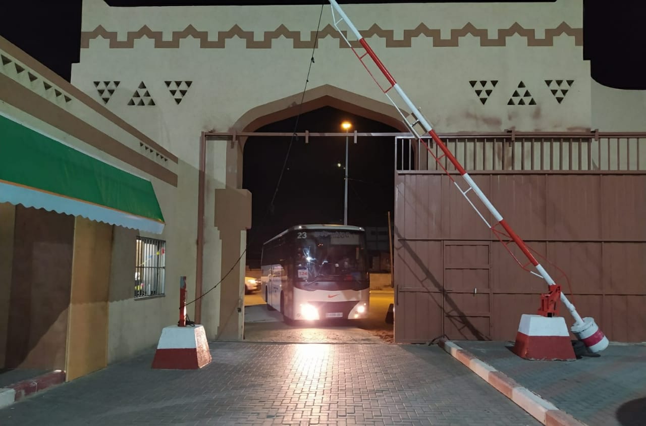 توافد المسافرين العائدين عبر معبر رفح في أول أيام فتحه استثنائياً