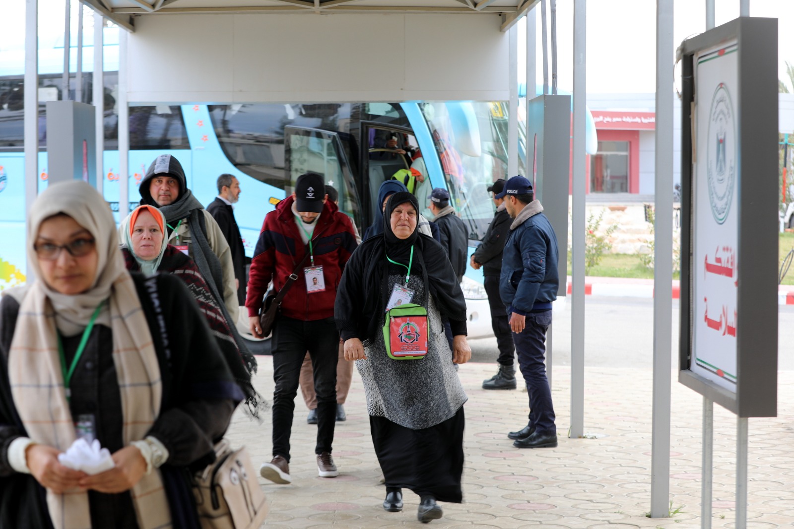 أطقم "المعابر" تُسهل مغادرة الفوج الأول من المعتمرين عبر معبر رفح 