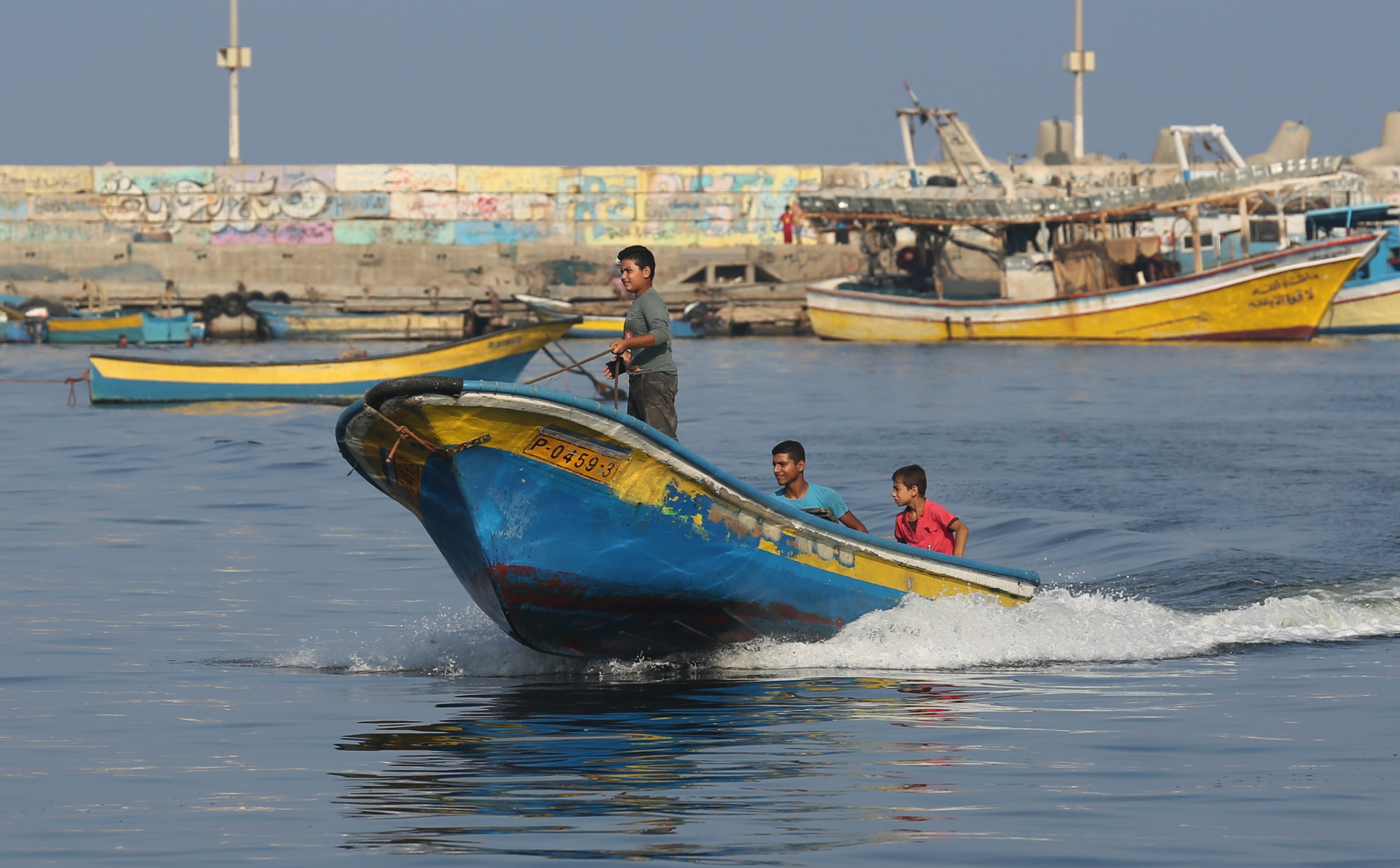 الشرطة البحرية تُنظم حركة الصيادين في ميناء غزة بنظام منظومة "الباركود" الإلكتروني