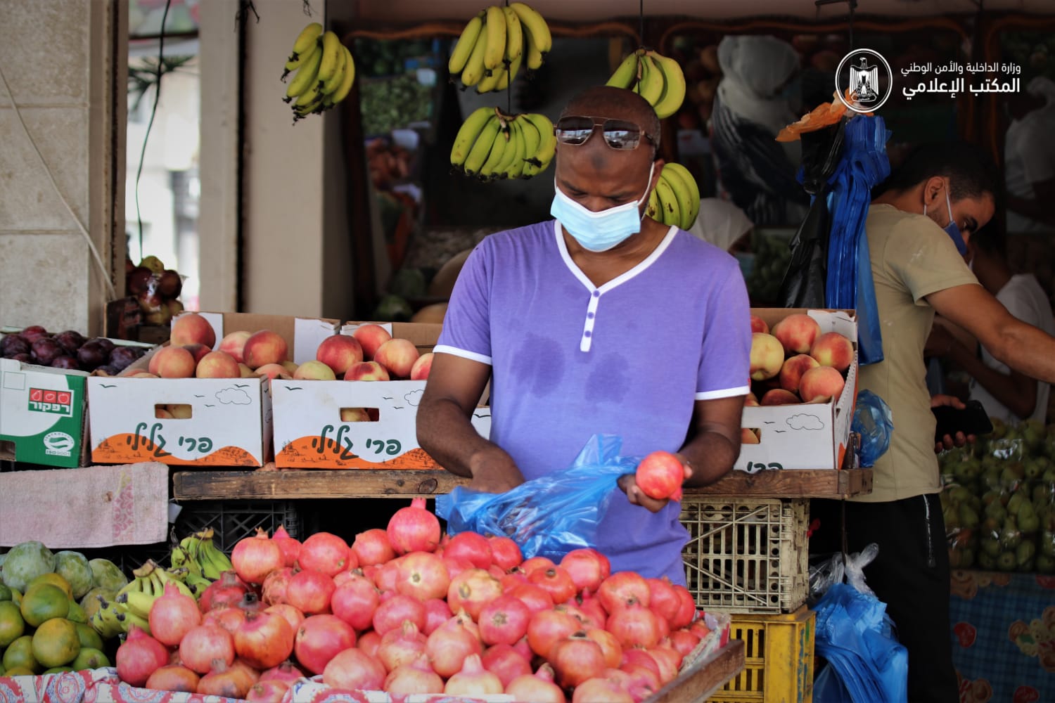 حركة المواطنين بمدينة غزة في ظل تخفيف حظر التجوال بعدد من المناطق