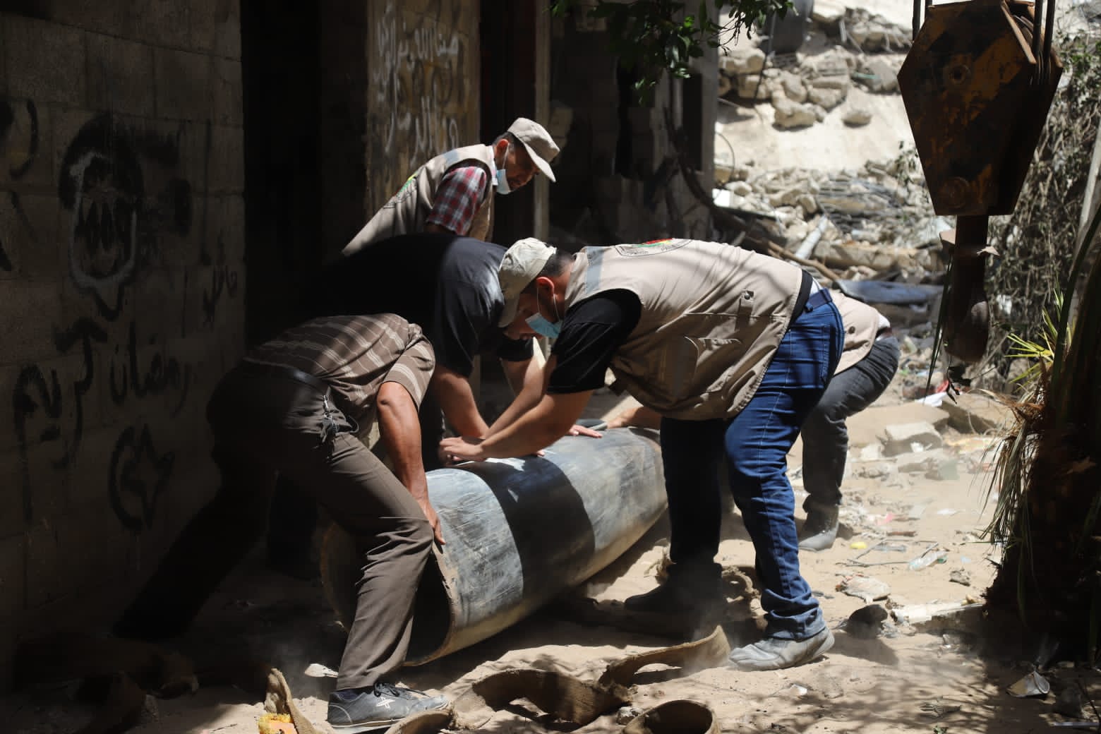 عمل فرق هندسة المتفجرات بالشرطة في تحييد خطر مخلفات الاحتلال