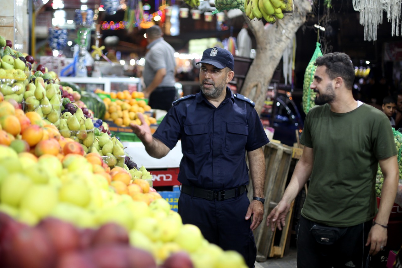 صور من انتشار الأجهزة والإدارات الشرطية لتيسير وتأمين حركة المواطنين عشية عيد الأضحى المبارك