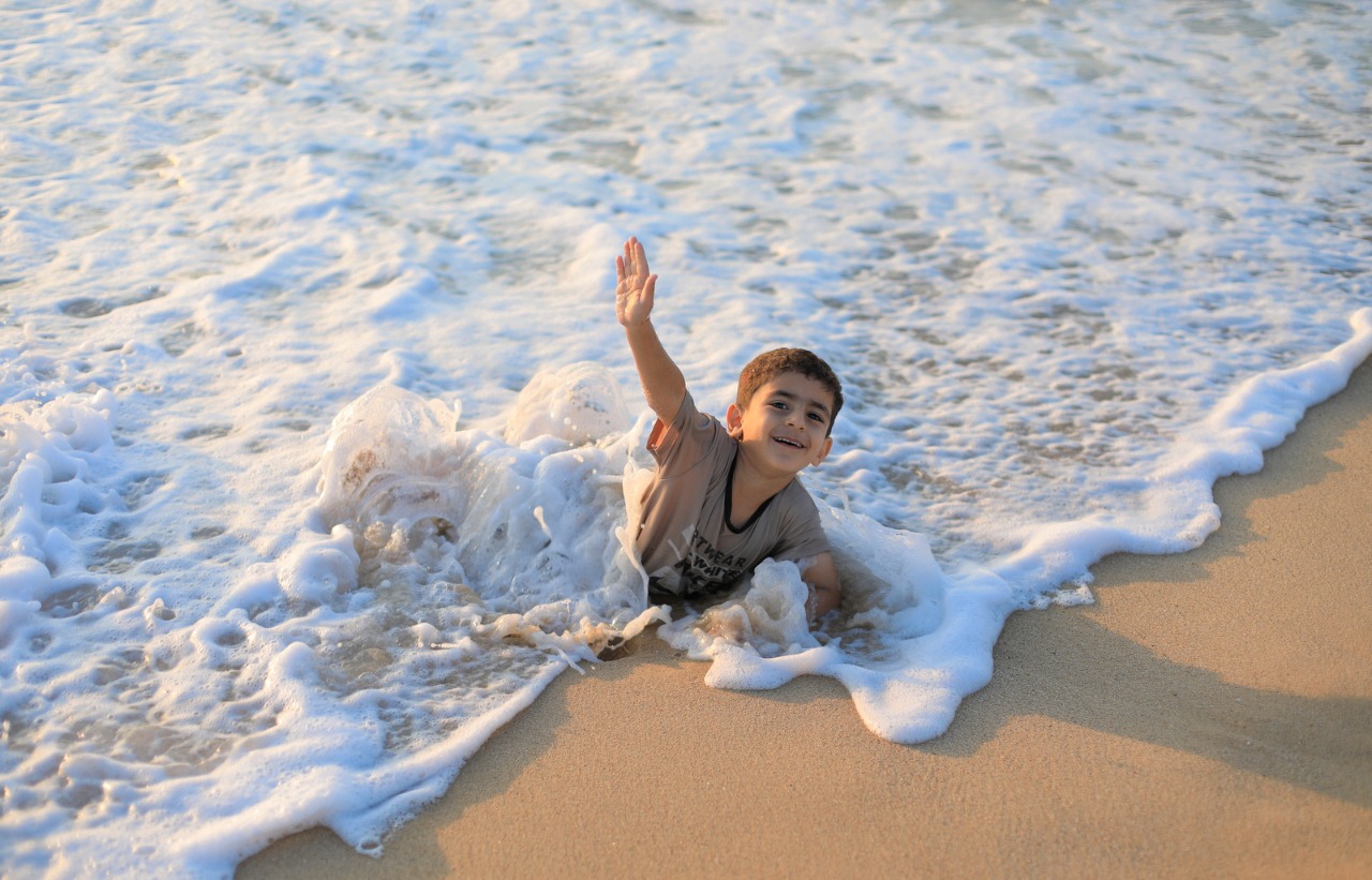 صور من استجمام المواطنين على شاطئ البحر خلال الإجازة الأسبوعية