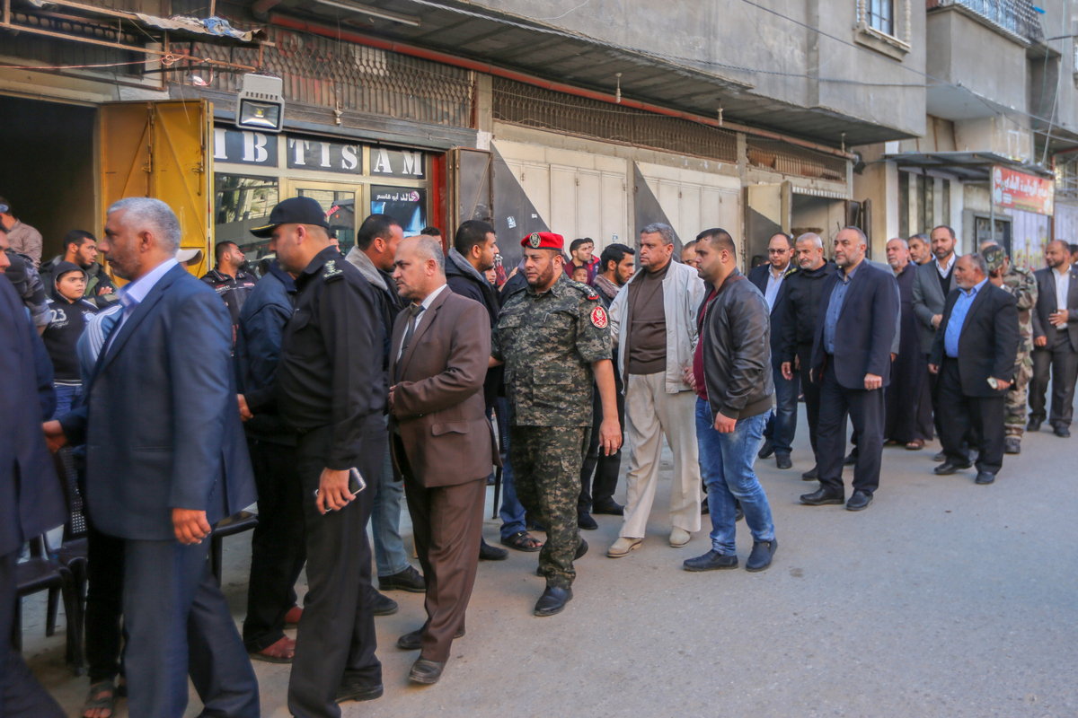 قيادة الداخلية تُقدم واجب العزاء لذوي شهداء مسيرة العودة