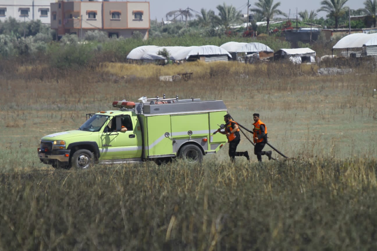 الدفاع المدني يُتابع آثار العدوان الإسرائيلي
