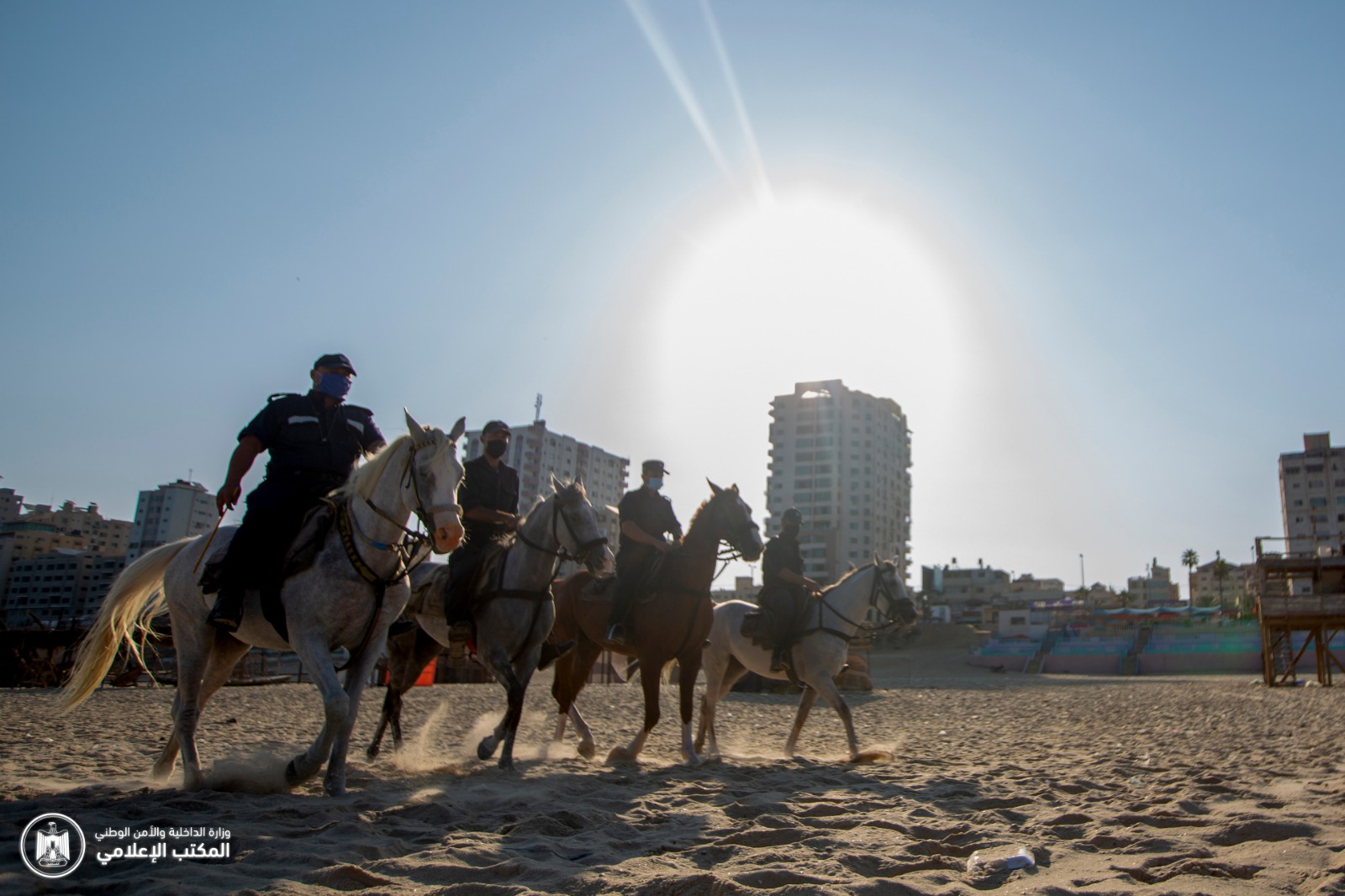"البحرية" تواصل متابعة عمل الصيادين وإغلاق شاطئ البحر