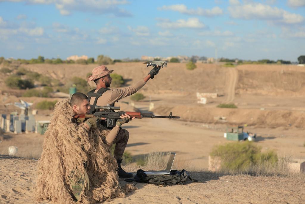 مناورة تدريبية لطلاب "دورة الصاعقة" بكلية الرباط 