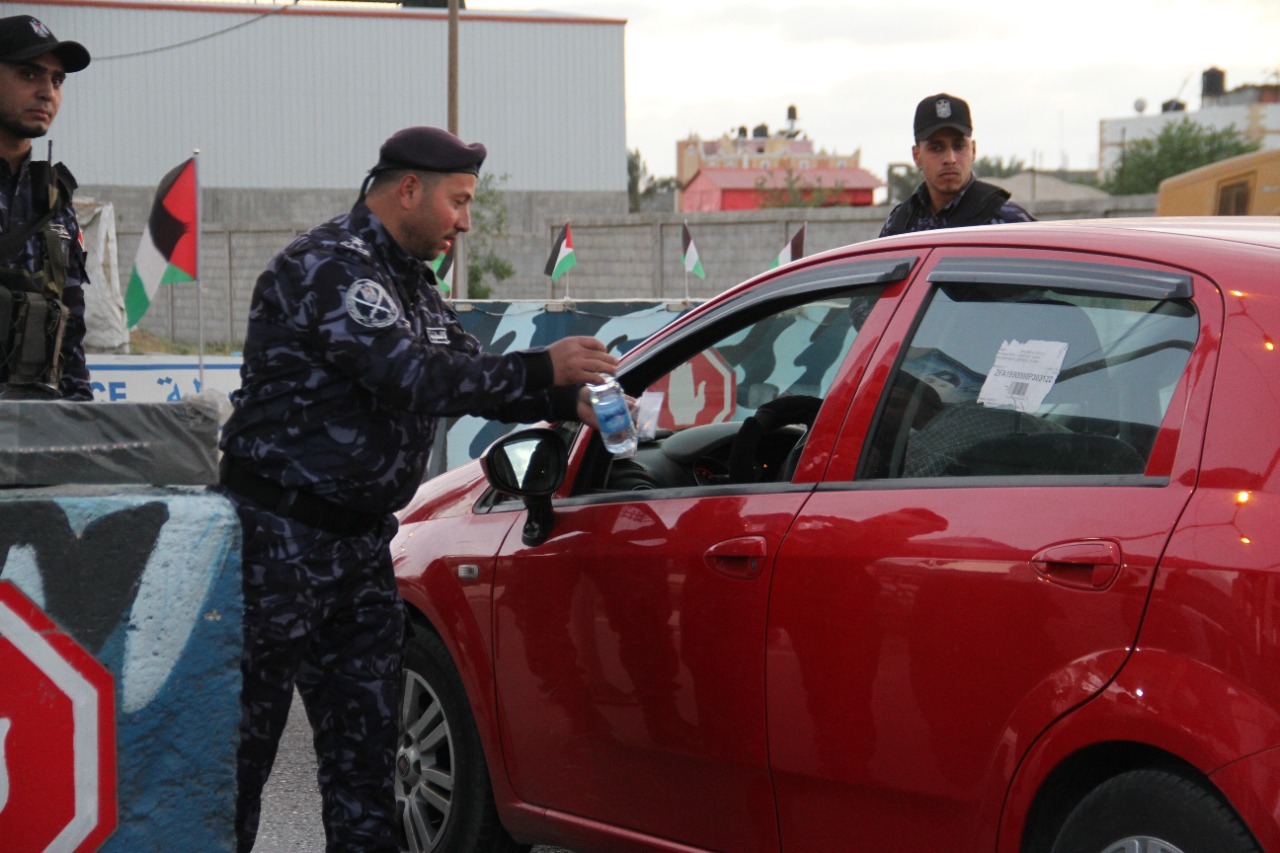 صور.. يوم رمضاني على حاجز شرطي (موقع الشهيد علاء القدرة) شرق محافظة خانيونس