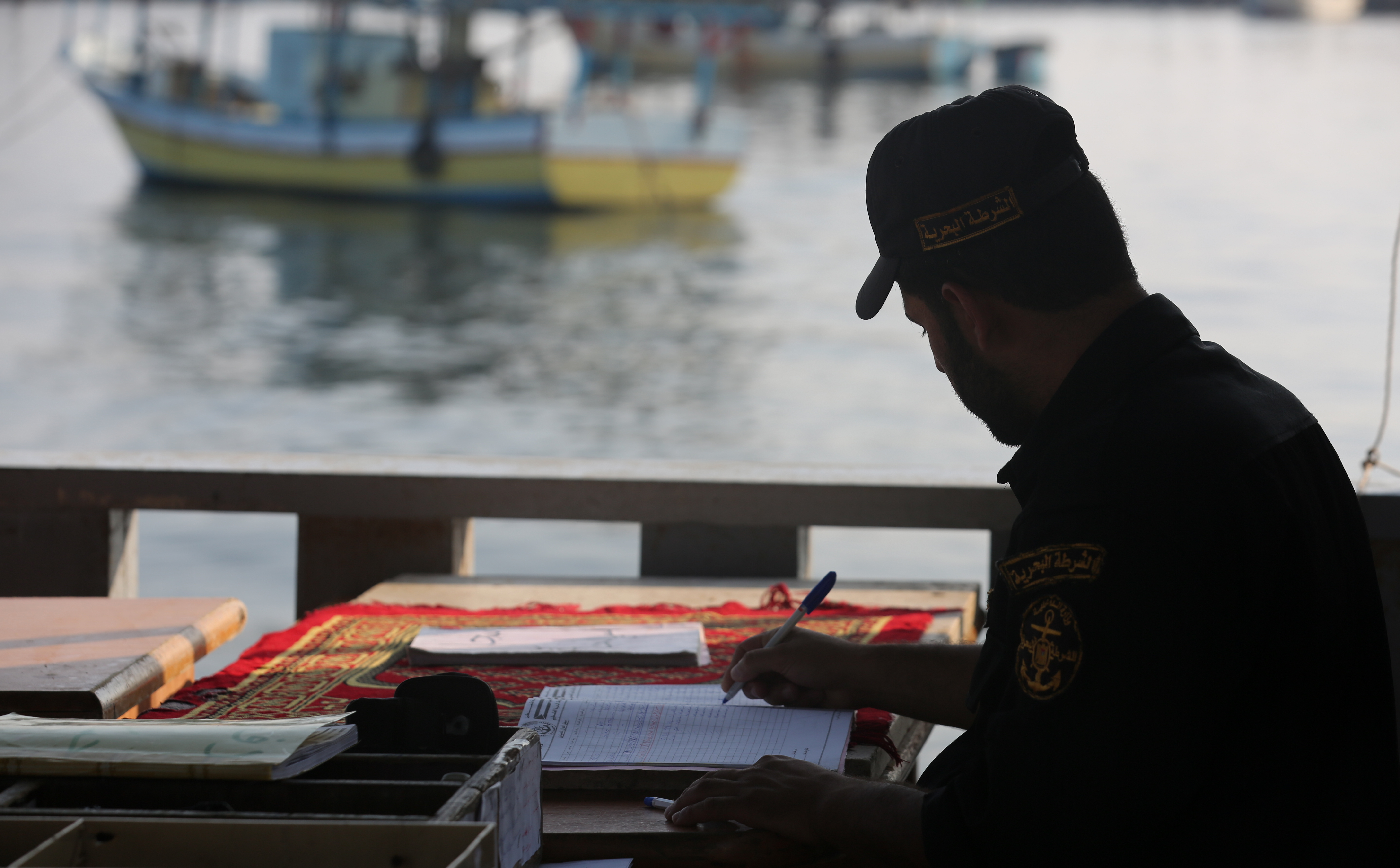 الشرطة البحرية تُنظم حركة الصيادين في ميناء غزة بنظام منظومة "الباركود" الإلكتروني