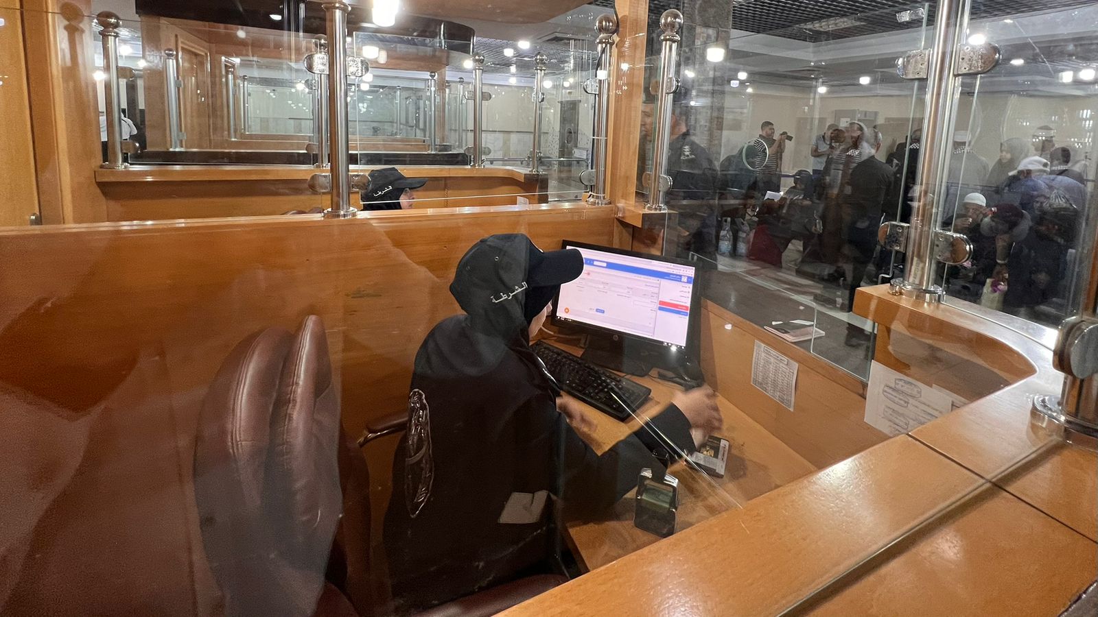 "أطقم المعابر" و"أجهزة الداخلية" تسهل وصول مكرمة الحجاج عبر معبر رفح