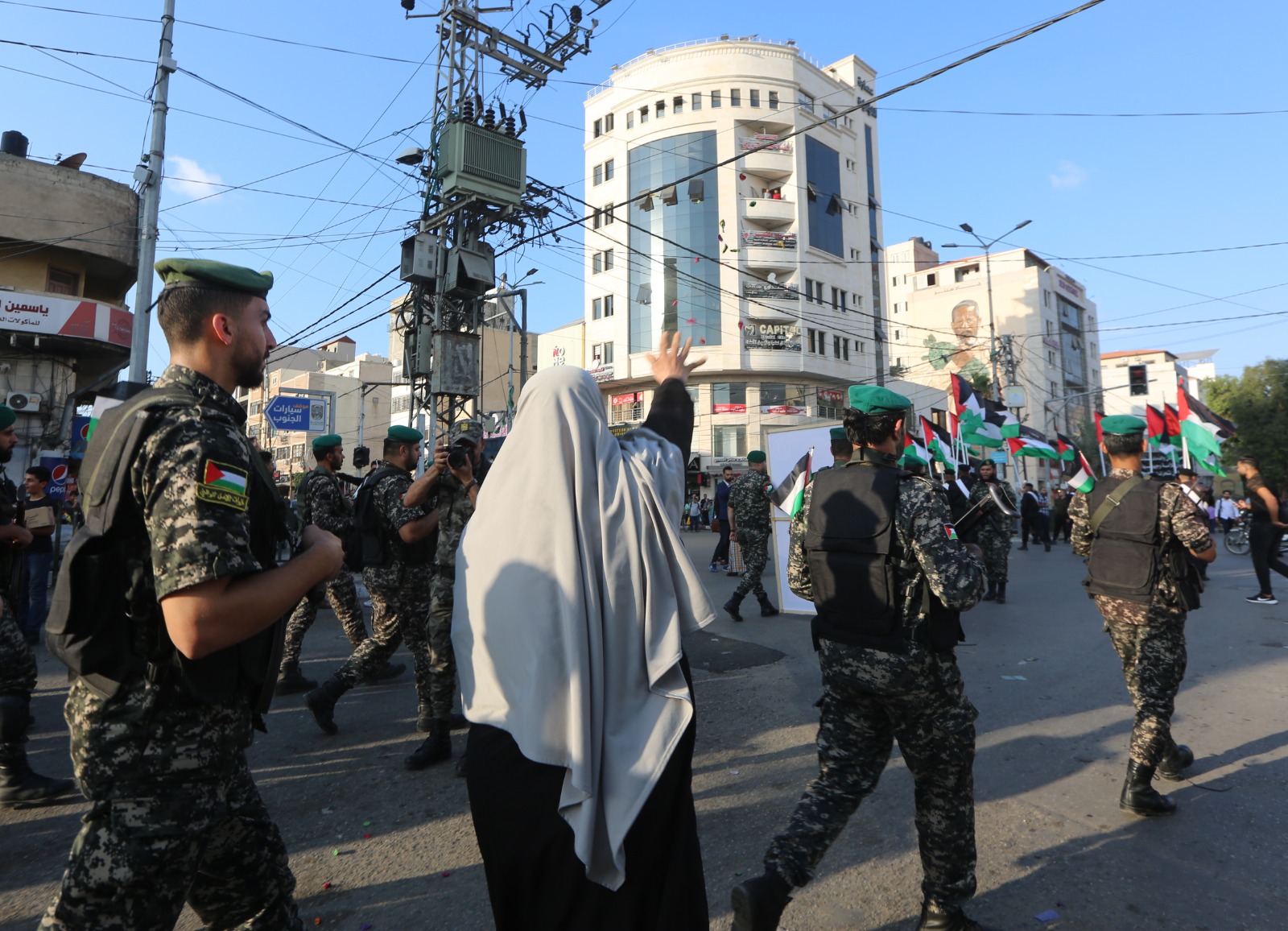 "الداخلية" تُنظم مسيراً عسكرياً تكريماً لشهداء الأجهزة الأمنية بالضفة