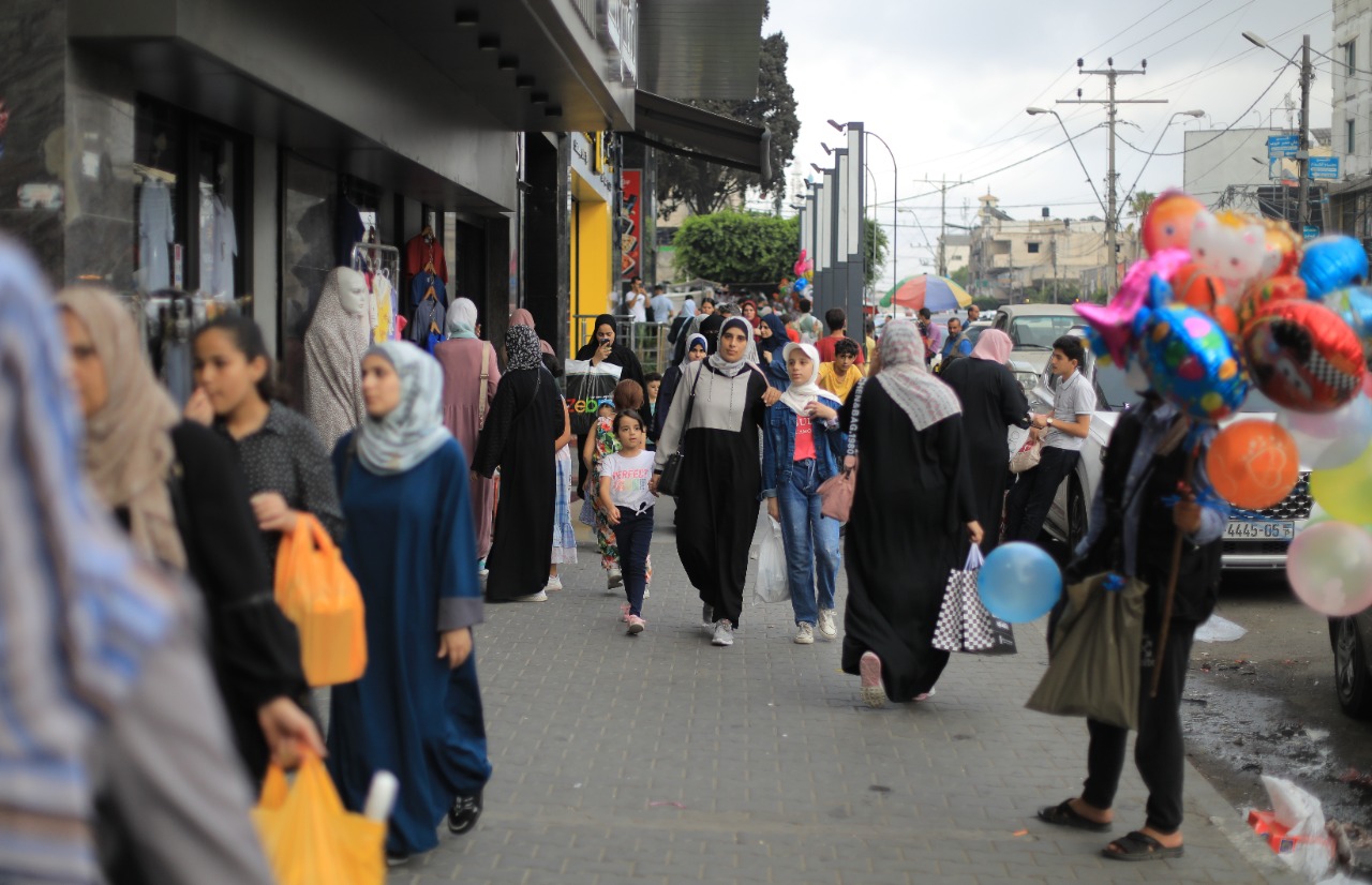 جانب من استعدادات المواطنين في غزة لبدء العام الدراسي الجديد
