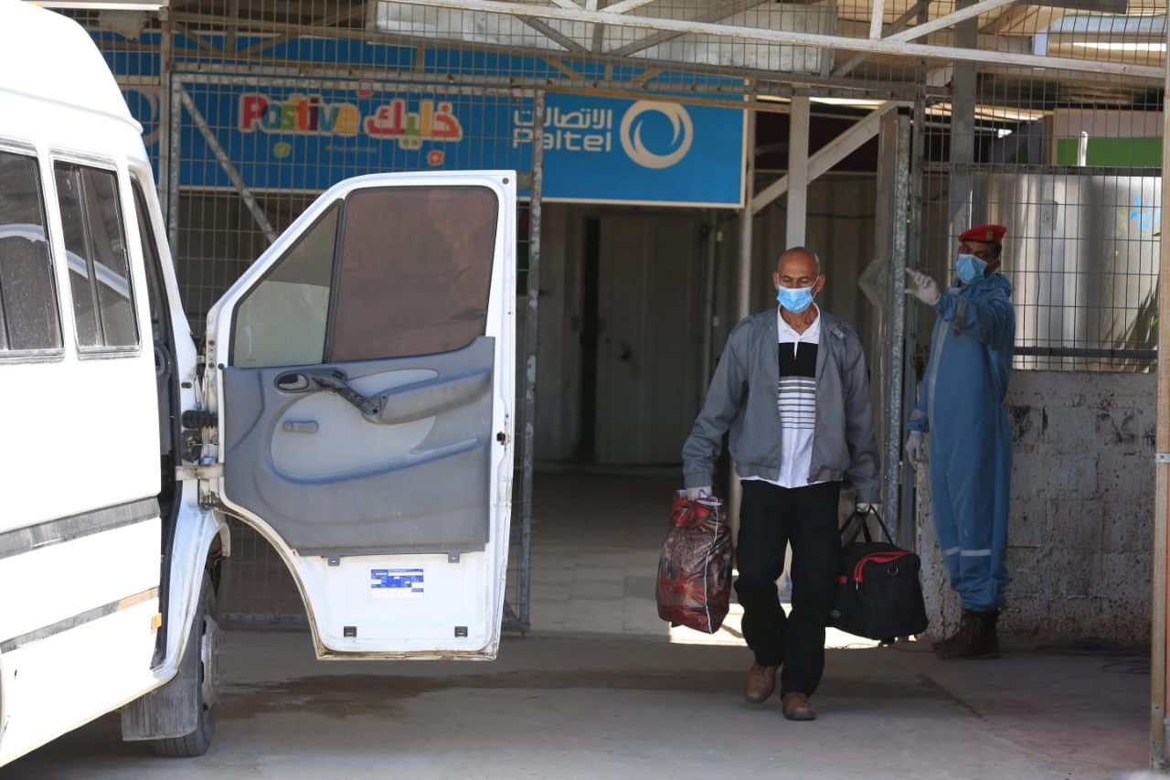 عمل الشرطة العسكرية عبر حاجز بيت حانون في استقبال الوافدين ونقلهم لمراكز الحجر الصحي الاحترازي